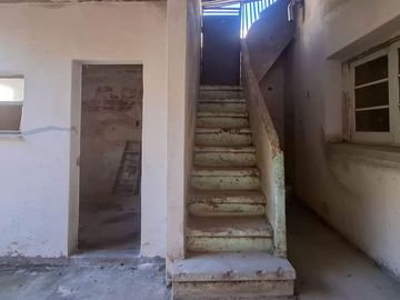 VENTA CASA 2 DORMITORIOS FISHERTON A RECICLAR
