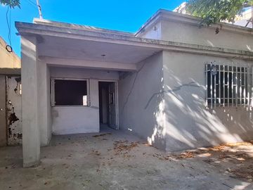 VENTA CASA 2 DORMITORIOS FISHERTON A RECICLAR