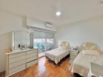 DEPTO 4 AMB EN VENTA CON DEPEND ILUMINADO AL FRENT