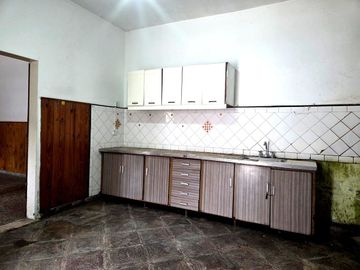LOTE CON 5 DPTOS Y FONDO LIBRE.IDEAL INVERSOR