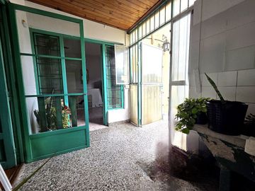 LOTE CON 5 DPTOS Y FONDO LIBRE.IDEAL INVERSOR