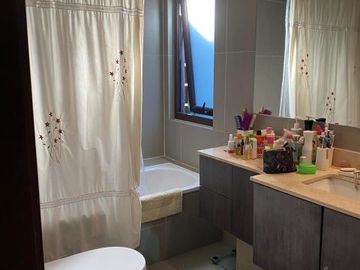 Av la Plaza Universidades/San Carlos de Apoquindo - Casa - Venta