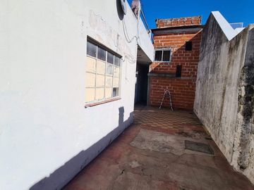 VENTA CASA LOTE PROPIO A RECICLAR VILLA LUGANO