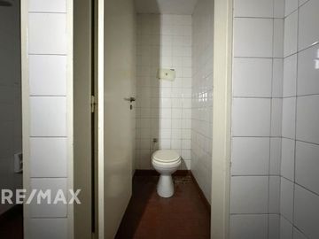 VENTA OFICINA CON 1 COCHERA EN MONSERRAT, CABA.
