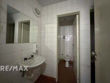 VENTA OFICINA CON 1 COCHERA EN MONSERRAT, CABA.