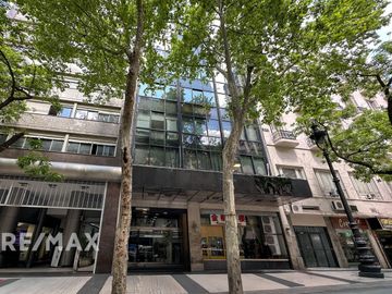 VENTA OFICINA CON 1 COCHERA EN MONSERRAT, CABA.