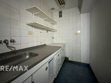 VENTA OFICINA CON 1 COCHERA EN MONSERRAT, CABA.