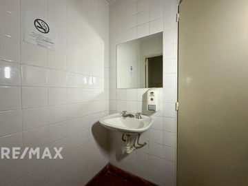 VENTA OFICINA CON 1 COCHERA EN MONSERRAT, CABA.