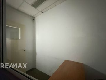 VENTA OFICINA CON 1 COCHERA EN MONSERRAT, CABA.