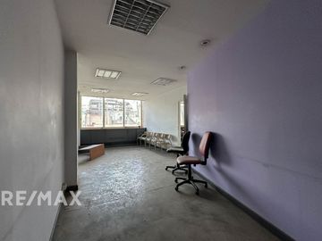 VENTA OFICINA CON 1 COCHERA EN MONSERRAT, CABA.