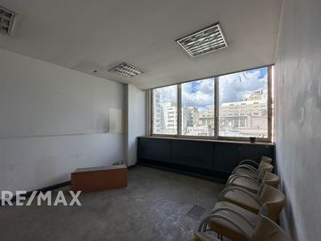 VENTA OFICINA CON 1 COCHERA EN MONSERRAT, CABA.