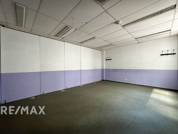 VENTA OFICINA CON 1 COCHERA EN MONSERRAT, CABA.