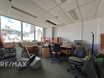 VENTA OFICINA CON 1 COCHERA EN MONSERRAT, CABA.