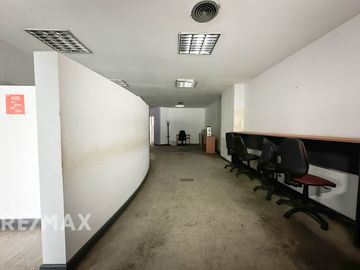 VENTA OFICINA CON 1 COCHERA EN MONSERRAT, CABA.