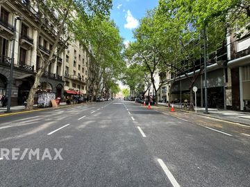 VENTA OFICINA CON 1 COCHERA EN MONSERRAT, CABA.