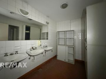 VENTA OFICINA CON 1 COCHERA EN MONSERRAT, CABA.