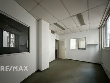 VENTA OFICINA CON 1 COCHERA EN MONSERRAT, CABA.