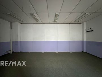 VENTA OFICINA CON 1 COCHERA EN MONSERRAT, CABA.