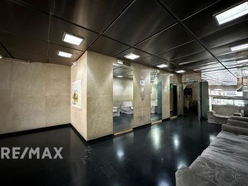 VENTA OFICINA CON 1 COCHERA EN MONSERRAT, CABA.