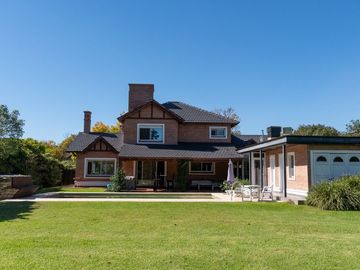 CASA EN VENTA 4 DORMITORIOS KENTUCKY - FUNES