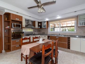 CASA EN VENTA 4 DORMITORIOS KENTUCKY - FUNES