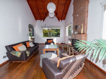 CASA EN VENTA 4 DORMITORIOS KENTUCKY - FUNES