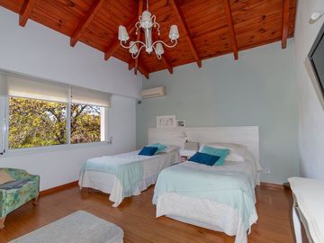 CASA EN VENTA 4 DORMITORIOS KENTUCKY - FUNES