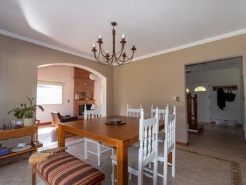 CASA EN VENTA 4 DORMITORIOS KENTUCKY - FUNES