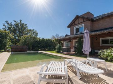 CASA EN VENTA 4 DORMITORIOS KENTUCKY - FUNES