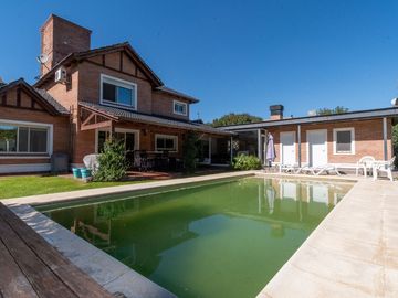 CASA EN VENTA 4 DORMITORIOS KENTUCKY - FUNES