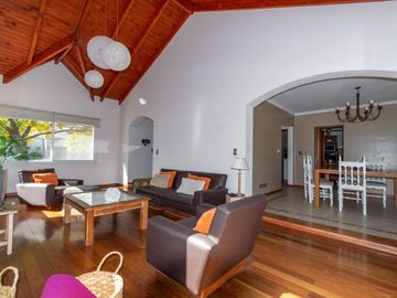 CASA EN VENTA 4 DORMITORIOS KENTUCKY - FUNES