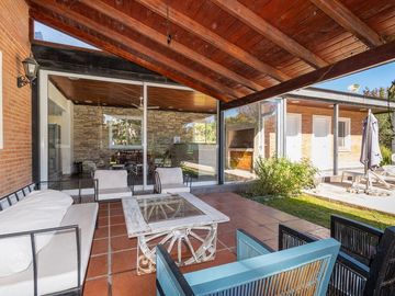 CASA EN VENTA 4 DORMITORIOS KENTUCKY - FUNES