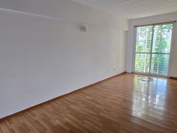 Venta Departamento Monoambiente escalera Lourdes
