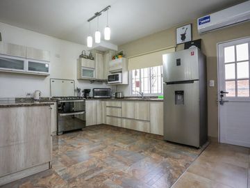 VENTA CASA 4 AMB. PATIO VILLA LUGANO APTO CREDITO!
