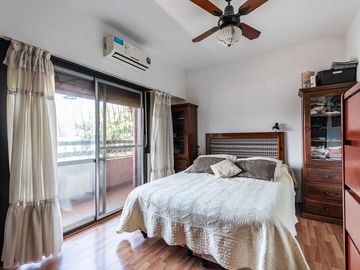 Casa en venta con cochera en Villa lugano