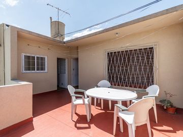 Casa en venta con cochera en Villa lugano