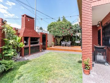 Casa en venta con cochera en Villa lugano
