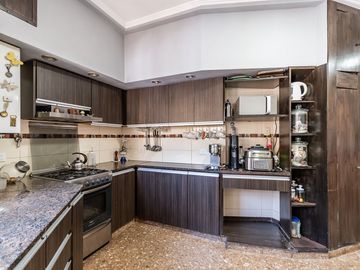 Casa en venta con cochera en Villa lugano