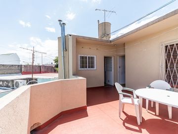 Casa en venta con cochera en Villa lugano