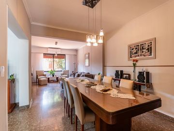 Casa en venta con cochera en Villa lugano