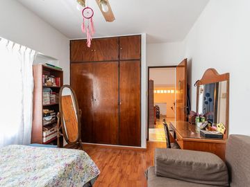 Casa en venta con cochera en Villa lugano