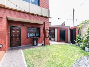 Casa en venta con cochera en Villa lugano