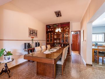 Casa en venta con cochera en Villa lugano