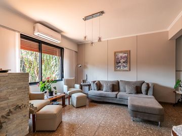 Casa en venta con cochera en Villa lugano