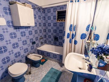 Casa en venta con cochera en Villa lugano