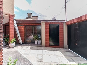 Casa en venta con cochera en Villa lugano
