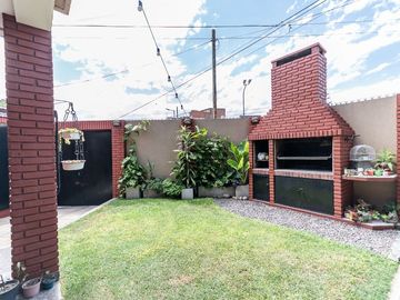 Casa en venta con cochera en Villa lugano