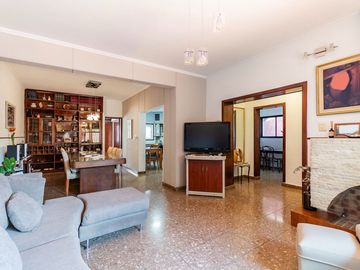 Casa en venta con cochera en Villa lugano
