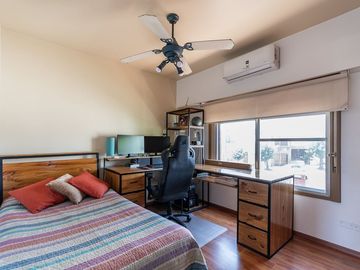 Casa en venta con cochera en Villa lugano