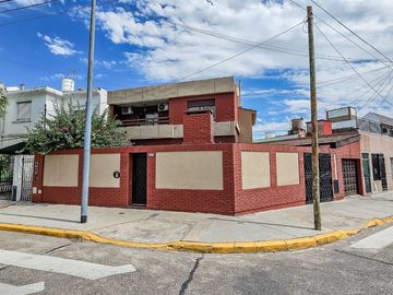 Casa en venta con cochera en Villa lugano